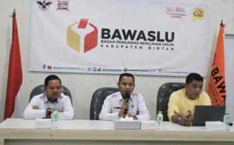 Ketua Bawaslu Kabupaten Bintan, Sabrima Putra, saat membuka kegiatan Fasilitasi Kajian Hukum dan Layanan Bantuan Hukum bagi Penyelenggara Pemilu di kantor Bawaslu Bintan, Rabu (17/9/2025)/ Foto: Publikasi dan Pemberitaan Bawaslu Bintan