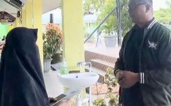 Iskandar, Anggota Bawaslu Kabupaten Bintan, saat memberikan penjelasan program Pemutakhiran Data Pemilih Berkelanjutan (PDPB) kepada guru SMA Negeri 1 Toapaya, Kamis (16/10/2025)/Foto: Pemberitaaan Bawaslu Bint