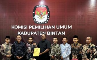 Anggota Bawaslu Kabupaten Bintan, Iskandar, menerima Berita Acara Rekapitulasi Daftar Pemilih Berkelanjutan Triwulan III Tahun 2025 dari Ketua KPU Bintan Haris Daulay di Kantor KPU Bintan, Kamis (2/10/2025).
