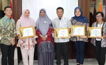 Koordinator Sekretariat beserta jajaran usai menerima penghargaan dari Kepala Sekretariat Bawaslu Provinsi Kepulauan Riau