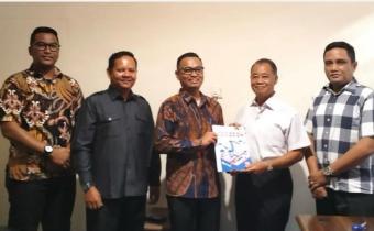 Ketua dan Anggota Bawaslu Kabupaten Bintan saat menyerahkan laporan kepada Komisi Informasi Provinsi Kepulauan Riau
