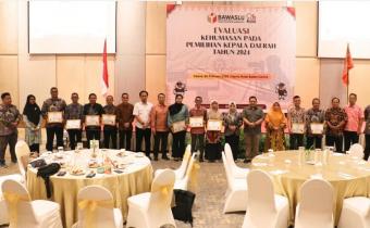 Prosesi penyerahan penghargaan kepada Bawaslu Kabupaten/Kota se-Provinsi Kepulauan Riau