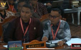 Ketua Bawaslu Bintan, Sabrima Putra, menyampaikan keterangan Bawaslu Bintan sebagai pihak terkait, di Ruang Sidang Mahkamah Konstitusi.