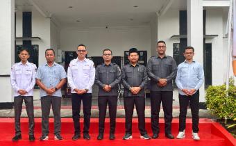 Foto bersama Ketua dan Anggota Bawaslu Bintan dan Komisioner KPU Bintan usai pertemuan diskusi.