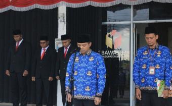 Koordinator Sekretariat Bawaslu Bintan, Sulistiawan, bertindak sebagai Pembina Upacara peringatan Hari Kesaktian Pancasila, Rabu (1/10/2025)/ Foto: Pemberitaan Bawaslu Bintan