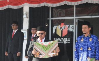 Bambang, Anggota Bawaslu Kabupaten Bintan, saat memimpin upacara bendera memperingati HUT RI Ke-80 di halaman Kantor Sekretariat Bawaslu Bintan, Minggu (17/8/2025).