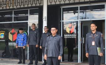Anggota Bawaslu Bintan, Bambang, memimpin upacara bendera peringatan Harkitnas Ke-117 di halaman kantor Bawaslu Bintan, Selasa (20/5/2025).