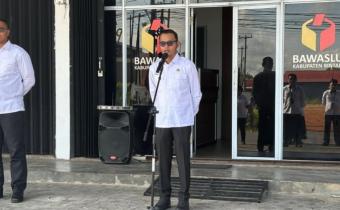 Ketua Bawaslu Bintan Sabrima Putra memberikan arahan saat menjadi Pembina Apel Peringatan HUT Ke-17 Bawaslu di halaman kantor, Rabu (9/4/2025).