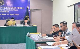 Ketua Bawaslu Bintan, Sabrima Putra, menyampaikan keterangan Bawaslu Bintan sebagai pihak terkait, di Ruang Sidang Utama Bawaslu Provinsi Kepulauan Riau