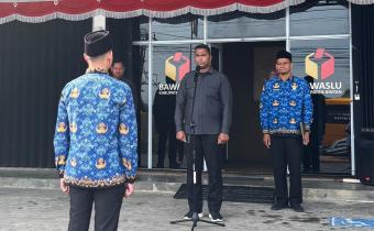 Anggota Bawaslu Bintan Iskandar memberikan amanat saat menjadi pembina Upacara Peringatan Hari Sumpah Pemuda di halaman kantor, Selasa (28/10/2025)/ Foto: Pemberitaan Bawaslu Bintan