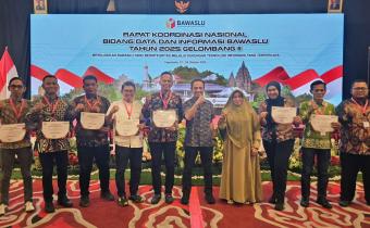 Ketua Bawaslu Bintan, Sabrima Putra, bersama perwakilan Bawaslu kabupaten/kota se-Kepulauan Riau saat menerima Anugerah Keterbukaan Informasi Publik Bawaslu 2025 di Yogyakarta, Selasa (28/10).