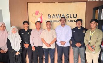 Bawaslu Kabupaten Bintan bersama pengurus Himpunan Mahasiswa Program Studi Hukum Keluarga Islam STAIN SAR Kepulauan Riau usai membahas kolaborasi kompetisi debat mahasiswa di Kantor Sekretariat Bawaslu, Rabu (5/11/2025)/Foto: Pemberitaan Bawaslu Bintan