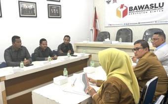 Ketua dan Anggota Bawaslu Kabupaten Bintan memaparkan sejumlah capaian lembaga saat visitasi atau verifikasi lapangan KIP tahun 2025 di kantor Bawaslu Kabupaten Bintan, Senin (10/11/2025)/Foto: Pemberitaan Bawaslu Bintan
