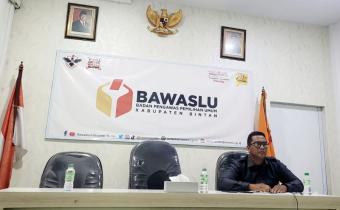 Anggota Bawaslu Kabupaten Bintan, Iskandar, saat menjadi fasilitator Pendidikan Pengawas Partisipatif (P2P) secara daring di Bintan, Selasa (11/11/2025)/Foto: Pemberitaan Bawaslu Bintan