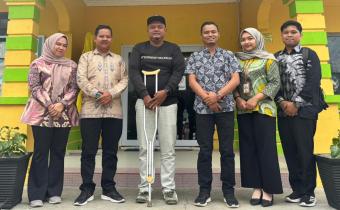 Bawaslu Kabupaten Bintan berkoordinasi dengan Kepala Desa Teluk Sasah terkait Pemutakhiran Daftar Pemilih Berkelanjutan (PDPB) di Kantor Desa Teluk Sasah, Kamis (13/11/2025)/ Foto: Pemberitaan Bawaslu Bintan