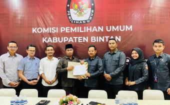 Bawaslu Kabupaten Bintan saat menerima salinan Pemutakhiran Data Partai Politik (PDPP) berkelanjutan di Kantor KPU Kabupaten Bintan, Senin (17/11/2025)/Foto: Pemberitaan Bawaslu Bintan