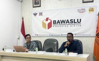Anggota Bawaslu Kabupaten Bintan, Iskandar, saat memberikan sambutan di kantor sekretariat Bawaslu Bintan, Jum’at (21/11/2025)/Foto: Pemberitaan Bawaslu Bintan