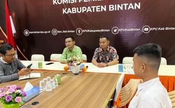 Bawaslu Kabupaten Bintan mengawasi kegiatan Pemutakhiran Data Partai Politik Berkelanjutan di Kantor KPU Kabupaten Bintan, Kamis (27/11/2025) Foto: Pemberitaan Bawaslu Bintan