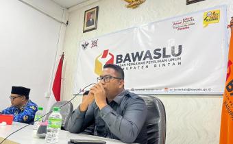 Anggota Bawaslu Kabupaten Bintan, Iskandar mengusulkan penguatan pengawasan saat mengikuti rapat koordinasi Advokasi Hukum Bawaslu Kepulauan Riau secara daring di Kantor Bawaslu Kabupaten Bintan, Senin (01/12/2025)/foto: Pemberitaan Bawaslu Bintan