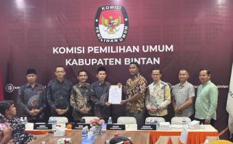 Dokumentasi Penyerahan Berita Acara kepada Bawaslu Kabupaten Bo