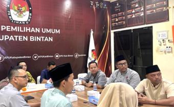 Bawaslu Kabupaten Bintan saat mengikuti pemaparan hasil penyusunan rekapitulasi PDPB Triwulan IV Tahun 2025 oleh KPU Kabupaten Bintan (5/12/2025)