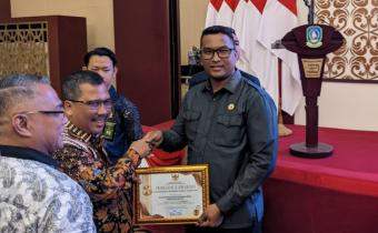 Anggota Bawaslu Bintan, Iskandar, saat menerima sertifikat penghargaan Lembaga Informatif dari Komisi Informasi Kepri (Kamis, 11/12/2025)