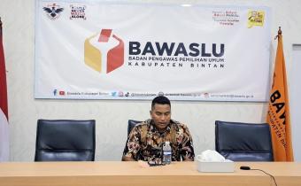 Anggota Bawaslu Bintan, Iskandar memaparkan capaian pengawasan data pemilih Triwulan I dalam Rakor Divisi P2H se-Provinsi Kepri secara daring, Kamis (9/4/2026)/Foto: Pemberitaan Bawaslu Bintan