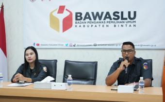 Anggota Bawaslu Bintan, Iskandar, saat membuka kegiatan di Ruang Rapat Bawaslu Kabupaten Bintan, Senin (11/5/2026)/Foto: Bawaslu Kabupaten Bintan