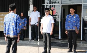 Ketua Bawaslu Kabupaten Bintan Sabrima Putra saat membacakan amanat dalam upacara Harkitnas ke‑118 di Kantor Bawaslu Bintan, Rabu (20/5/2026)/Foto: Pemberitaan Bawaslu Bintan