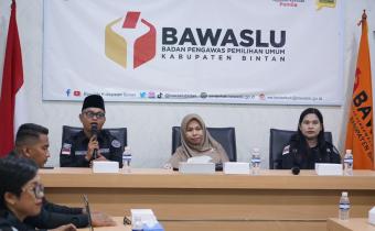 Ketua Bawaslu Bintan, Sambrima Putra, saat membuka kegiatan Evaluasi Pengawasan PDPB Triwulan I Tahun 2026 di Sekretariat Bawaslu Kabupaten Bintan, Kamis (21/5/2026)/Foto: Pemberitaan Bawaslu Bintan