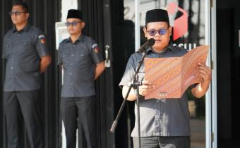 Anggota Bawaslu Bintan, Bambang, memimpin upacara peringatan Hari Lahir Pancasila 2026 di halaman kantor Bawaslu Bintan, Senin (1/6/2026)