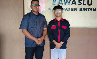 Koordinator Divisi Hukum, Pencegahan, Parmas, dan Humas, Iskandar saat melakukan Konsolidasi Demokrasi bersama Mahasiswa Komunikasi Penyiaran Islam (KPI) STAIN Sultan Abdurrahman di Sekretariat Bawaslu Bintan, Senin (12/5/2026)/Foto:Pemberitaan Bawaslu Bintan