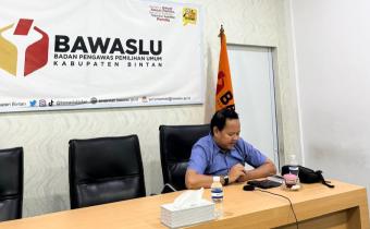 Koordinator Divisi Penanganan Pelanggaran dan Penyelesaian Sengketa Bawaslu Bintan, Bambang, saat mengikuti Klinik Penanganan Pelanggaran daring di Kantor Bawaslu Kabupaten Bintan, Selasa (9/6/2026)/Foto: Pemberitaan Bawaslu Bintan