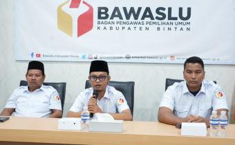 Ketua Bawaslu Bintan, Sabrima Putra membuka kegiatan Rapat Koordinasi di Ruang Rapat Kantor Bawaslu Kabupaten Bintan, Rabu (10/6/2026)/Foto: Pemberitaan Bawaslu Bintan