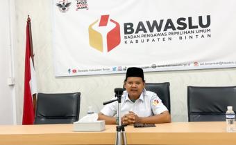 Anggota Bawaslu Kabupaten Bintan, Bambang, menanggapi pengawasan pemutakhiran data partai politik melalui SIPOL dalam kegiatan sosialisasi yang digelar KPU Bintan, Rabu (17/6/2026)/Foto: Pemberitaan Bawaslu Bintan