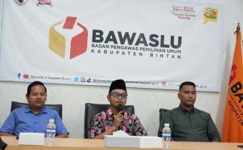 Ketua Bawaslu Bintan, Sabrima Putra (tengah), saat membuka Kegiatan Optimalisasi Peran JDIH Bawaslu dan Peningkatan Kualitas Layanan Hukum di Lingkungan Bawaslu Kabupaten Bintan di Kantor Bawaslu Bintan, Kamis (18/6/2026).