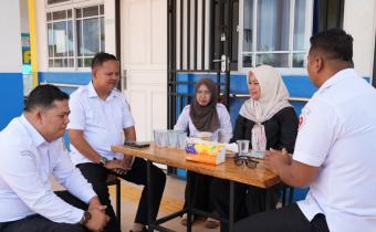 Anggota Bawaslu Bintan berdialog dengan Kepala SLB Kijang dalam kegiatan silaturahmi dan koordinasi pendidikan pemilu di Bintan Timur, Rabu (24/6/2026)/Foto: Pemberitaan Bawaslu Bintan