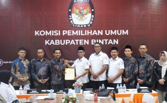 Prosesi Penyerahan Berita Acara Pleno yang telah di tetapkan oleh KPU Kabupaten Bintan, Rabu (1/7/2026)/Foto: Pemberitaan Bawaslu Bintan