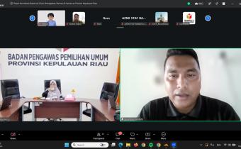 Iskandar, Koordiator Divisi Hukum, Pencegahan, Parmas dan Humas saat memaparkan 