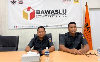 Anggota Bawaslu Bintan, Bambang dan Iskandar, mengikuti Klinik Penanganan Pelanggaran Pemilu yang digelar Bawaslu Kepulauan Riau secara daring, Senin, 6 Juli 2026/Foto: Pemberitaan Bawaslu Bintan