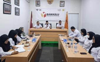 Rapat evaluasi bulanan Bawaslu Bintan membahas kerja sama dengan SLB untuk memperluas pendataan pemilih disabilitas, Rabu (8/7/2026)/Foto: Pemberitaan Bawaslu Bintan