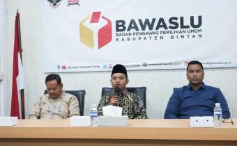 Ketua Bawaslu Bintan, Sabrima Putra (Tengah) saat membuka Kegiatan Pengelolaan Kehumasan, Peliputan dan Dokumentasi serta Informasi Publik Bawaslu Kabupaten Bintan di Ruan Rapat Bawaslu Bintan, Kamis (9/7/2026)/Foto: Pemberitaan Bawaslu Bintan