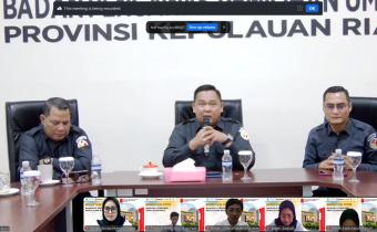 Ketua Bawaslu Provinsi Kepulauan Riau, Zulhadri Putra (tengah) saat membuka kegiatan Orientasi PPPK secara daring, pada Senin (13/07/2026) / foto: Pemberitaan Bawaslu Bintan
