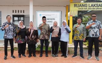 Ketua dan jajaran Bawaslu Kabupaten Bintan bersama pihak SLBN Kijang berfoto bersama usai membahas persiapan perjanjian kerja sama serta pengawasan partisipatif yang inklusif bagi kelompok disabilitas, Kamis, 23 Juli 2026.