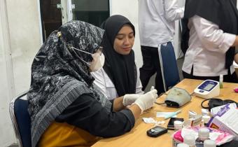 Petugas Puskesmas Toapaya melakukan pemeriksaan kesehatan terhadap pegawai Bawaslu Kabupaten Bintan di ruang rapat kantor setempat, Rabu (29/7/2026)/Foto: Pemberitaan Bawaslu Bintan