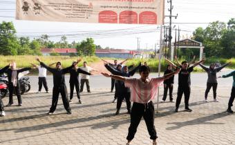 Pegawai Bawaslu Kabupaten Bintan berolahraga bersama di halaman kantor, Jumat, 31 Juli 2026/Foto: Pemberitaan Bawaslu Bintan