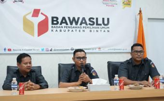 Ketua Bawaslu Kabupaten Bintan Sabrima Putra (tengah) memberikan arahan saat pelatihan bahasa isyarat bagi jajaran sekretariat di Kantor Bawaslu Bintan, Senin, 3 Agustus 2026.