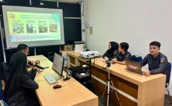 PNS Bawaslu Kabupaten Bintan, Siti Rohayati saat memaparkan materi Pencegahan di ruang rapat sekretariat Bawaslu Bintan, Senin (10/08/2026)/Foto: Pemberitaan Bawaslu Bintan