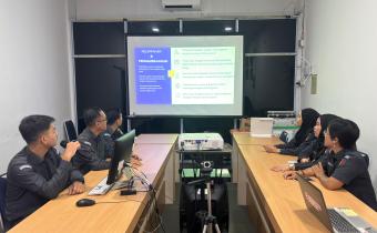 PNS Bawaslu Kabupaten Bintan, Endar Oloan Siregar saat memaparkan materi di ruang rapat sekretariat Bawaslu Bintan, Senin (10/08/2026)/Foto: Pemberitaan Bawaslu Bintan