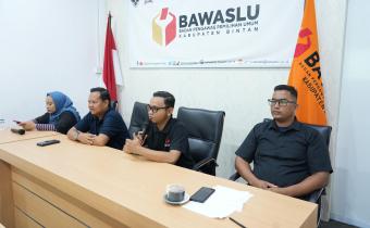 Ketua Bawaslu Kabupaten Bintan, Sabrima Putra saat memberi arahan terkait Program Bawaslu Membelajarkan Volume 2 di ruang rapat Bawaslu Kabupaten Bintan, pada Kamis (13/08/2026) / foto: Pemberitaan Bawaslu Bintan